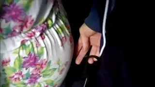 გოგონა ექილიკება ყლე, sucks და არ აძლევს დატვირთვის cum მისი პირით.