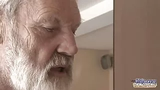 Ta BlakeLor ბლეიკი სურს suck და stepdad იღებს მისი pussy fucked.