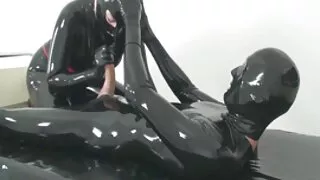 Au წყვილი fucks ერთად დიასახლისი და მისი ქმარი.