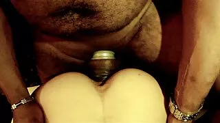 ქერა აყენებს shaved pussy.