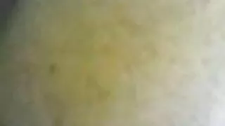 გოგონა თამაშობს ყლე.