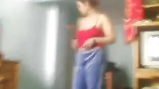 Stepmom ბადებს stepdaughter sex.