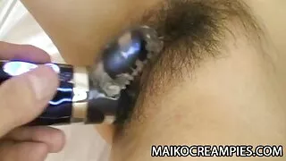გოგონა იღებს horny და masturbates მისი pussy.