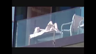 მან sucks კაცი და მისი მამალი იღებს up.