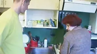 გოგონები ერთმანეთს ეხვევიან.
