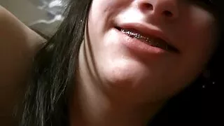 ღრმა საბურღი ტრაკი გოგონები ყავისფერი თმა დიდი ყლე.