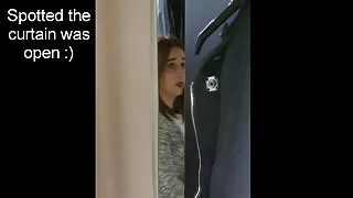ყლე პირში in locker ოთახი. სექსი ლამაზი schoolgirls.